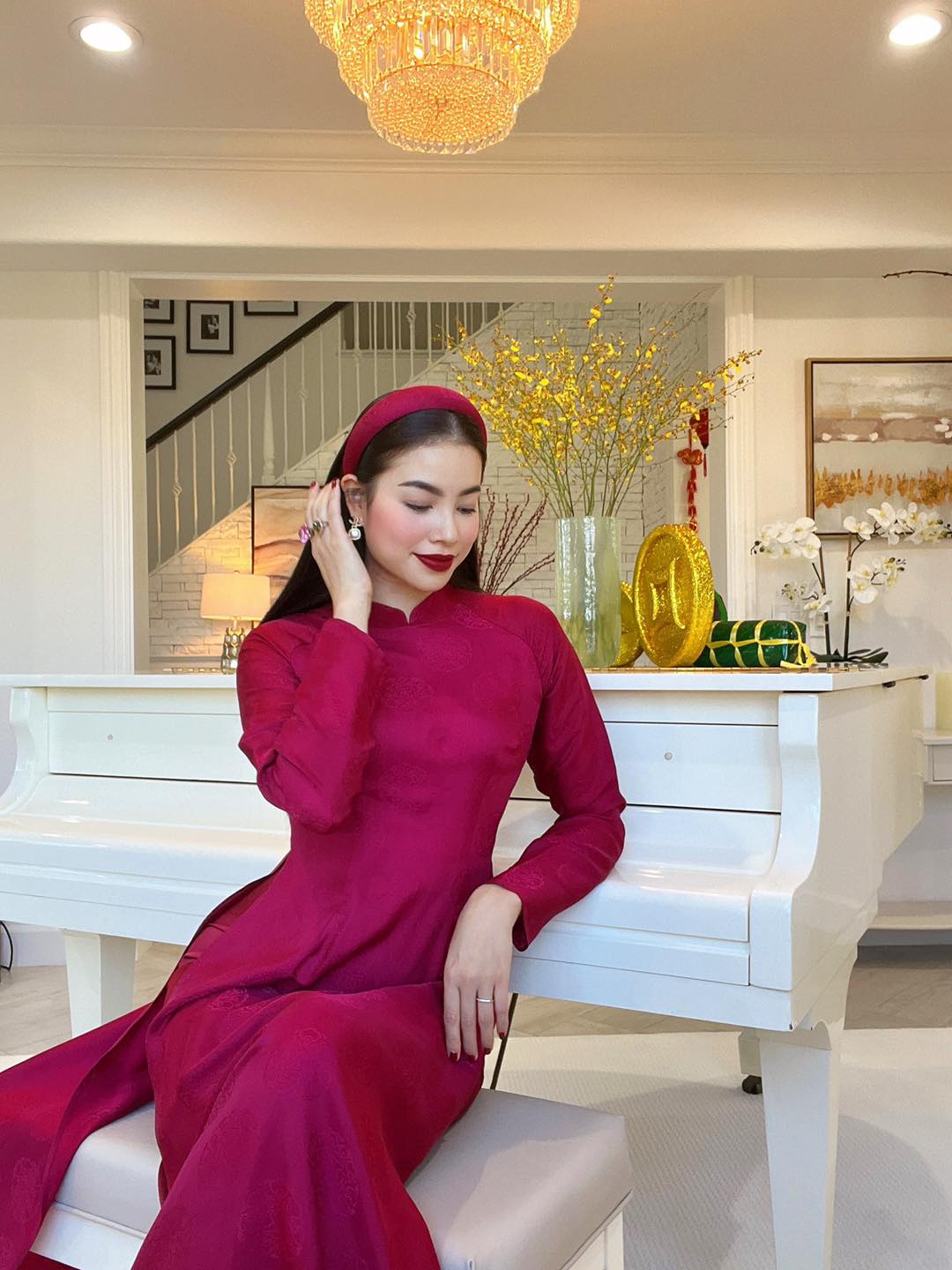 Phạm Hương, Bảo Thy, Hoàng Oanh,... Mỹ nhân nào diện áo dài đẹp nhất dịp Tết Nguyên đán 2023? - Ảnh 2.