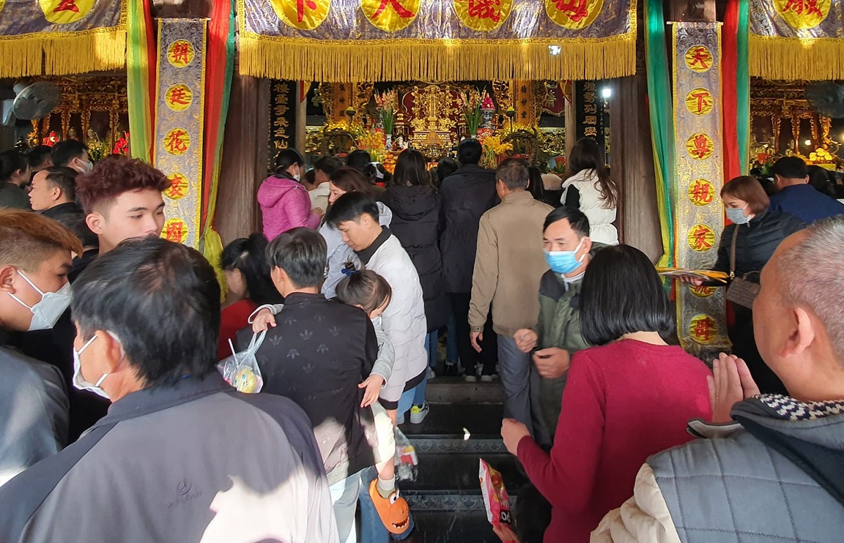 Biển người xuyên đêm đi chợ Viềng mua may bán rủi - Ảnh 12. Biển người xuyên đêm đi chợ Viềng mua may bán rủi - Ảnh 12.