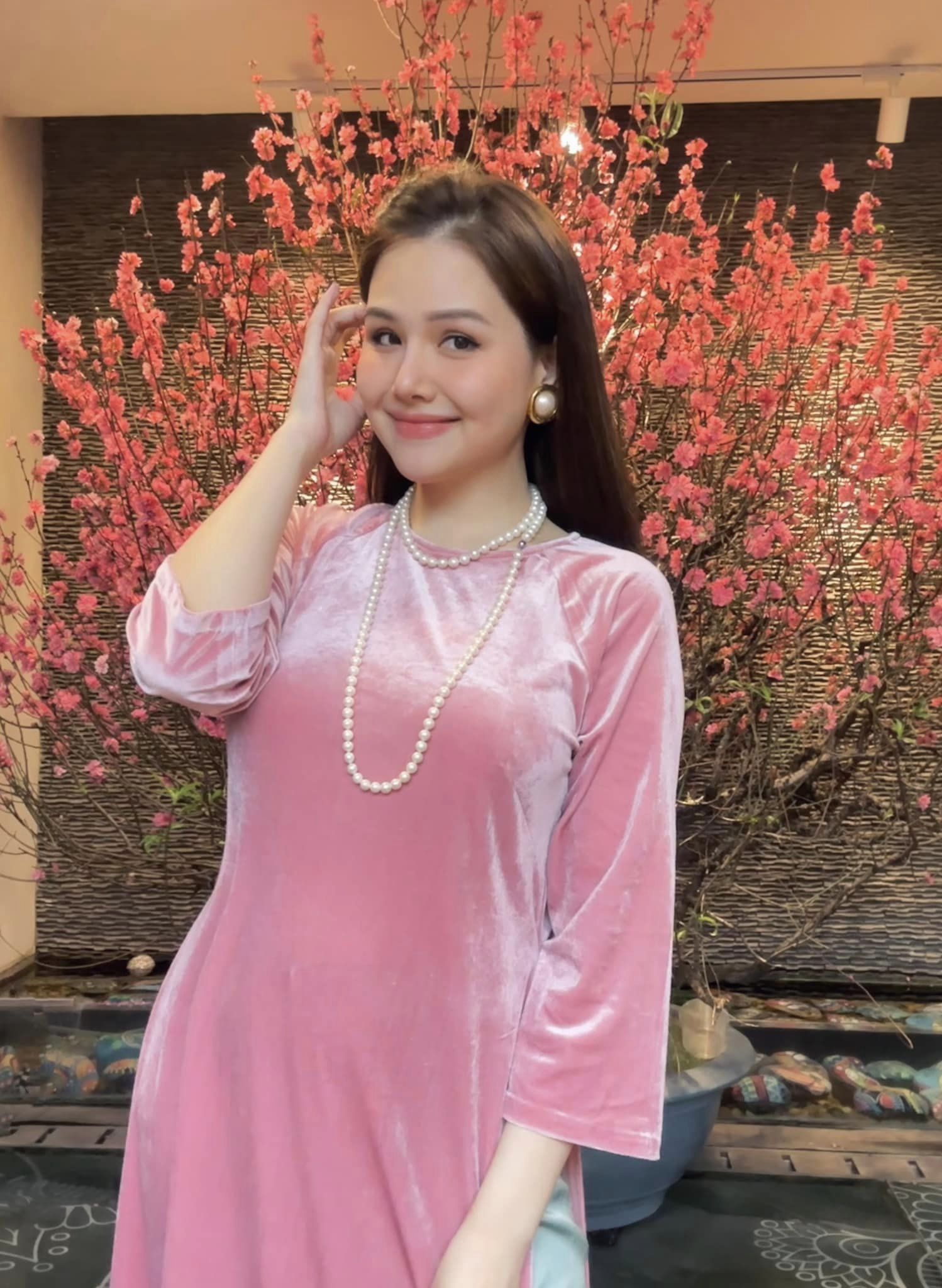 Phạm Hương, Bảo Thy, Hoàng Oanh,... Mỹ nhân nào diện áo dài đẹp nhất dịp Tết Nguyên đán 2023? - Ảnh 7.