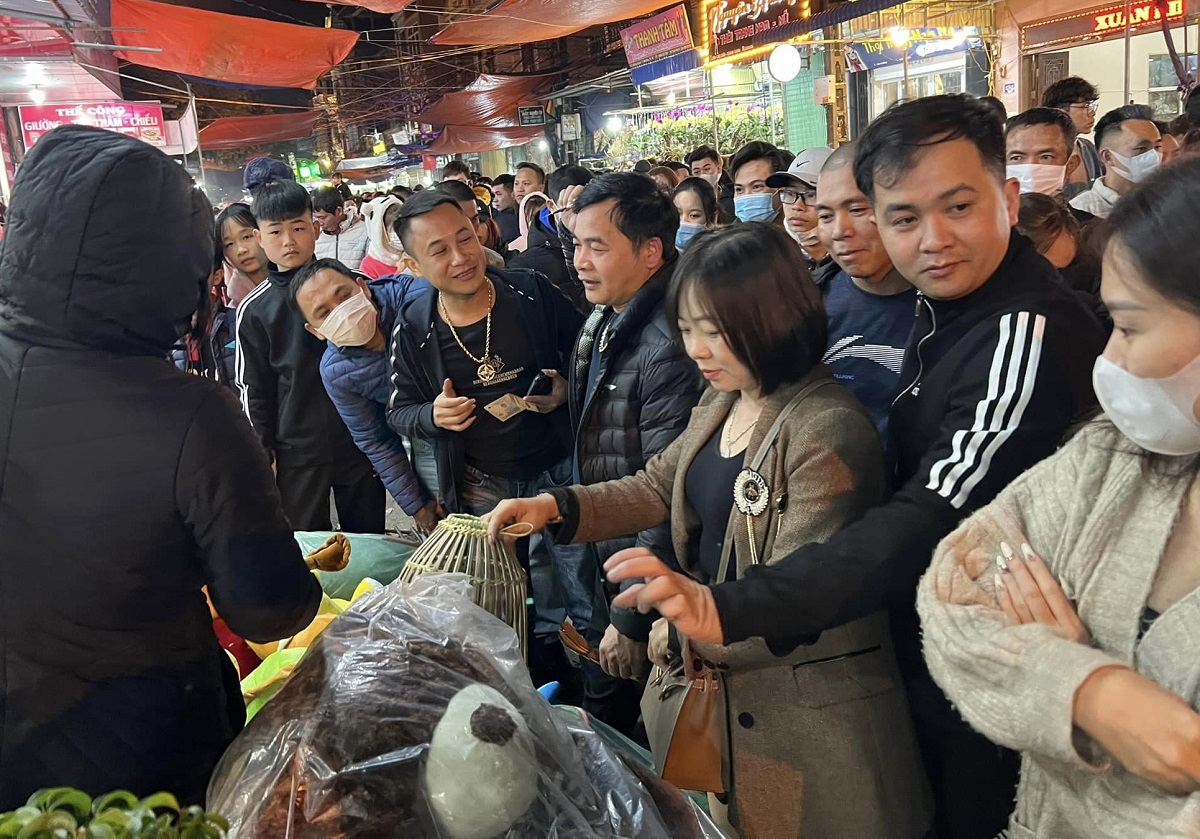 Biển người xuyên đêm đi chợ Viềng mua may bán rủi - Ảnh 9. Biển người xuyên đêm đi chợ Viềng mua may bán rủi - Ảnh 9.