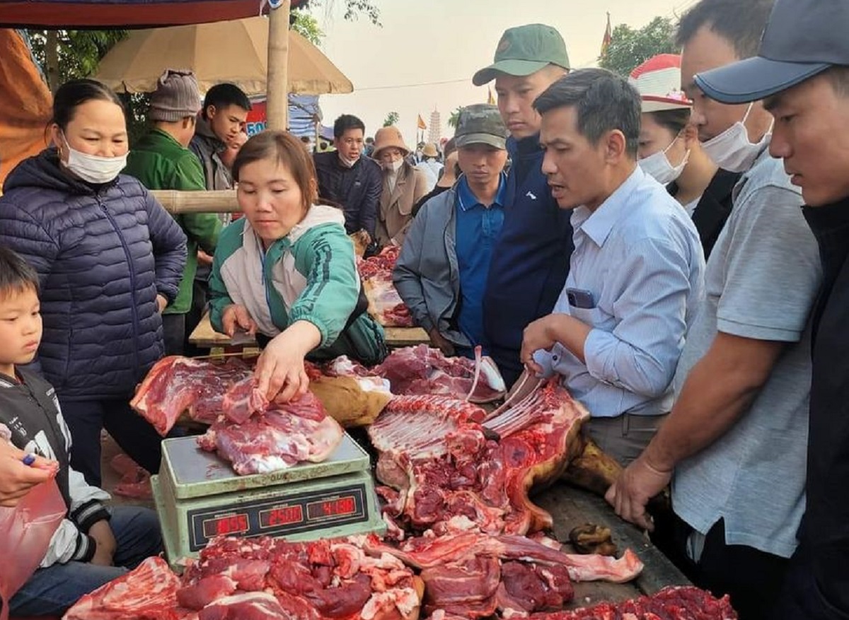 Biển người xuyên đêm đi chợ Viềng mua may bán rủi - Ảnh 10. Biển người xuyên đêm đi chợ Viềng mua may bán rủi - Ảnh 10.