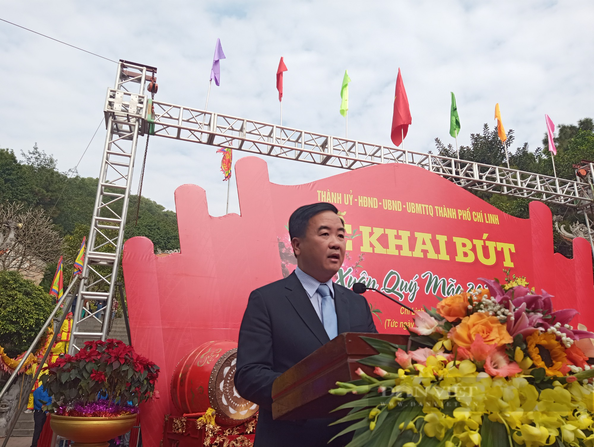 Tưng bừng Lễ khai bút đầu xuân Quý Mão 2023 tại Đền thờ Vạn thế Sư biểu Chu Văn An  - Ảnh 6.
