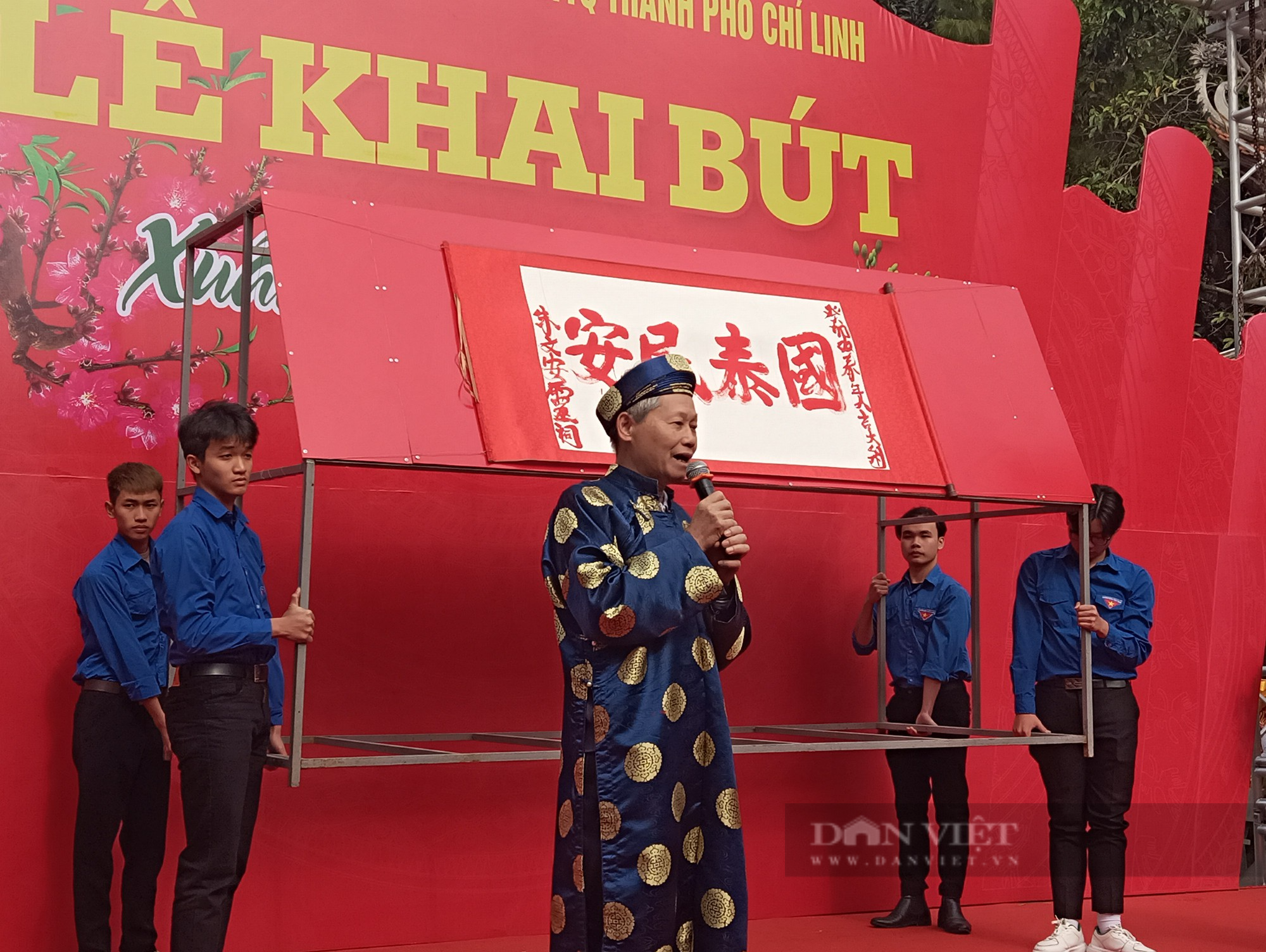 Tưng bừng Lễ khai bút đầu xuân Quý Mão 2023 tại Đền thờ Vạn thế Sư biểu Chu Văn An  - Ảnh 8.