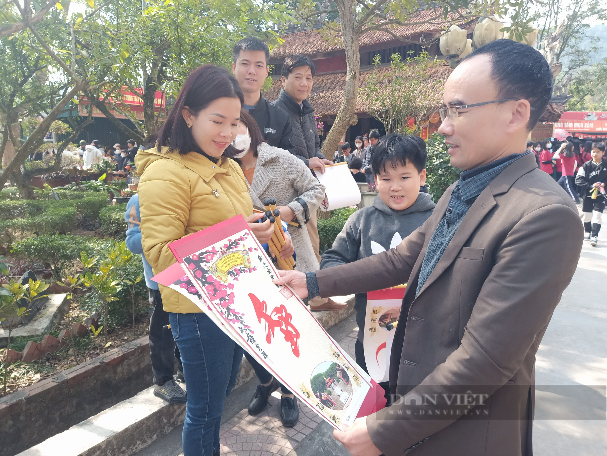 Tưng bừng Lễ khai bút đầu xuân Quý Mão 2023 tại Đền thờ Vạn thế Sư biểu Chu Văn An  - Ảnh 17.