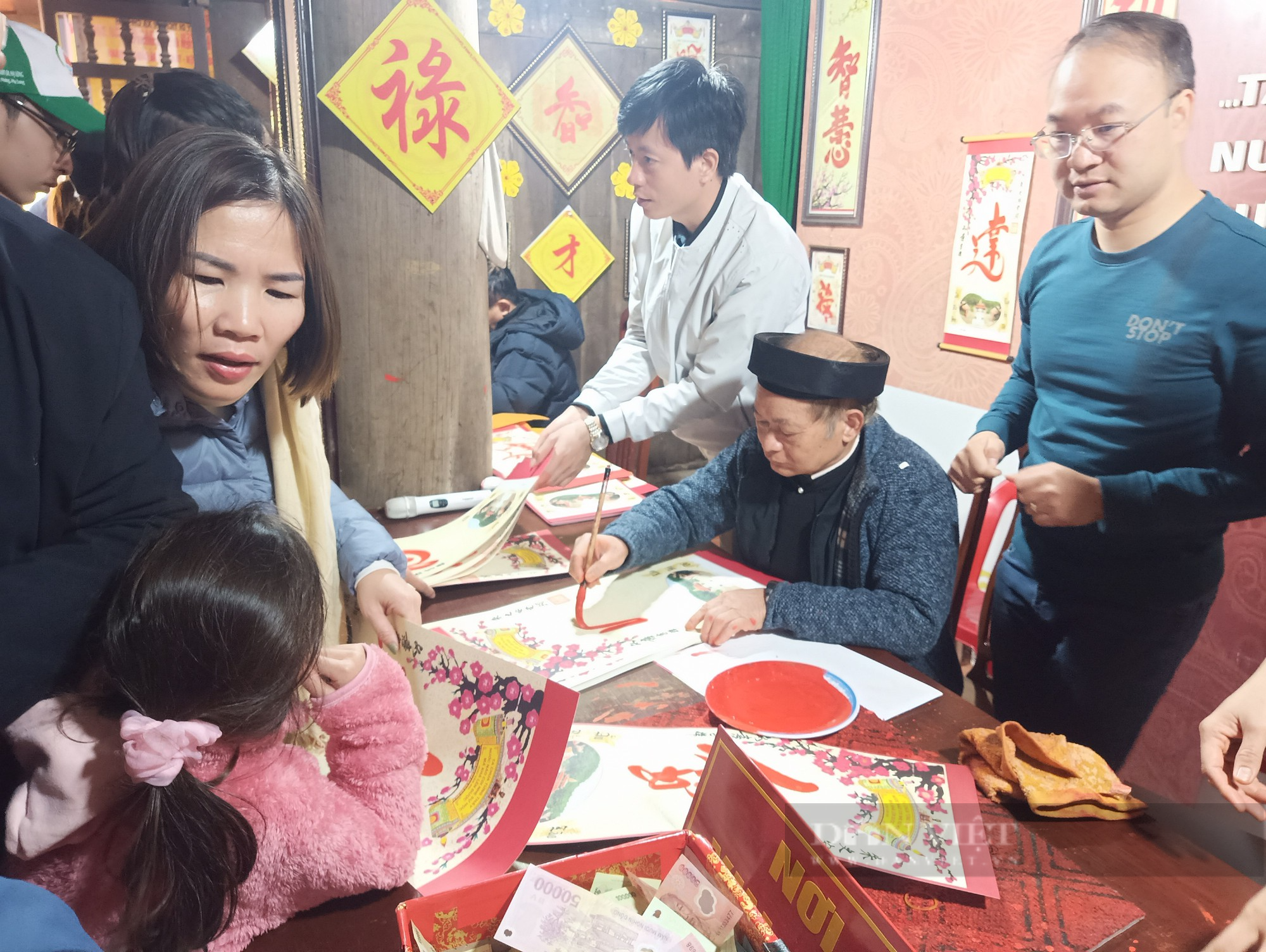 Tưng bừng Lễ khai bút đầu xuân Quý Mão 2023 tại Đền thờ Vạn thế Sư biểu Chu Văn An  - Ảnh 19.