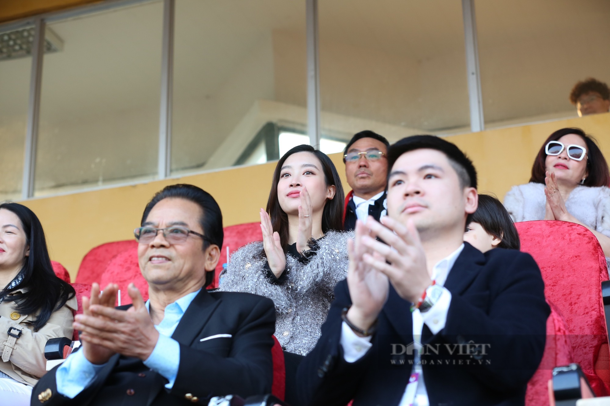 Hoa hậu Đỗ Mỹ Linh cùng chồng ăn mừng khi Hà Nội FC chiến thắng trước Hải Phòng - Ảnh 3.