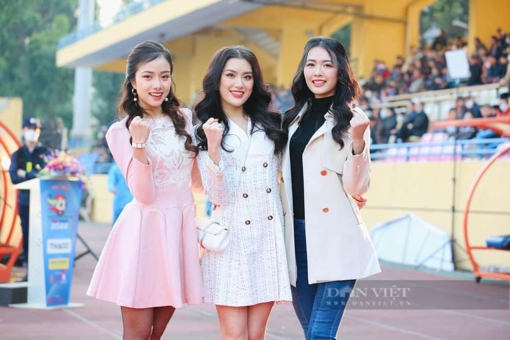 Hoa hậu Đỗ Mỹ Linh cùng chồng ăn mừng khi Hà Nội FC chiến thắng trước Hải Phòng - Ảnh 7.