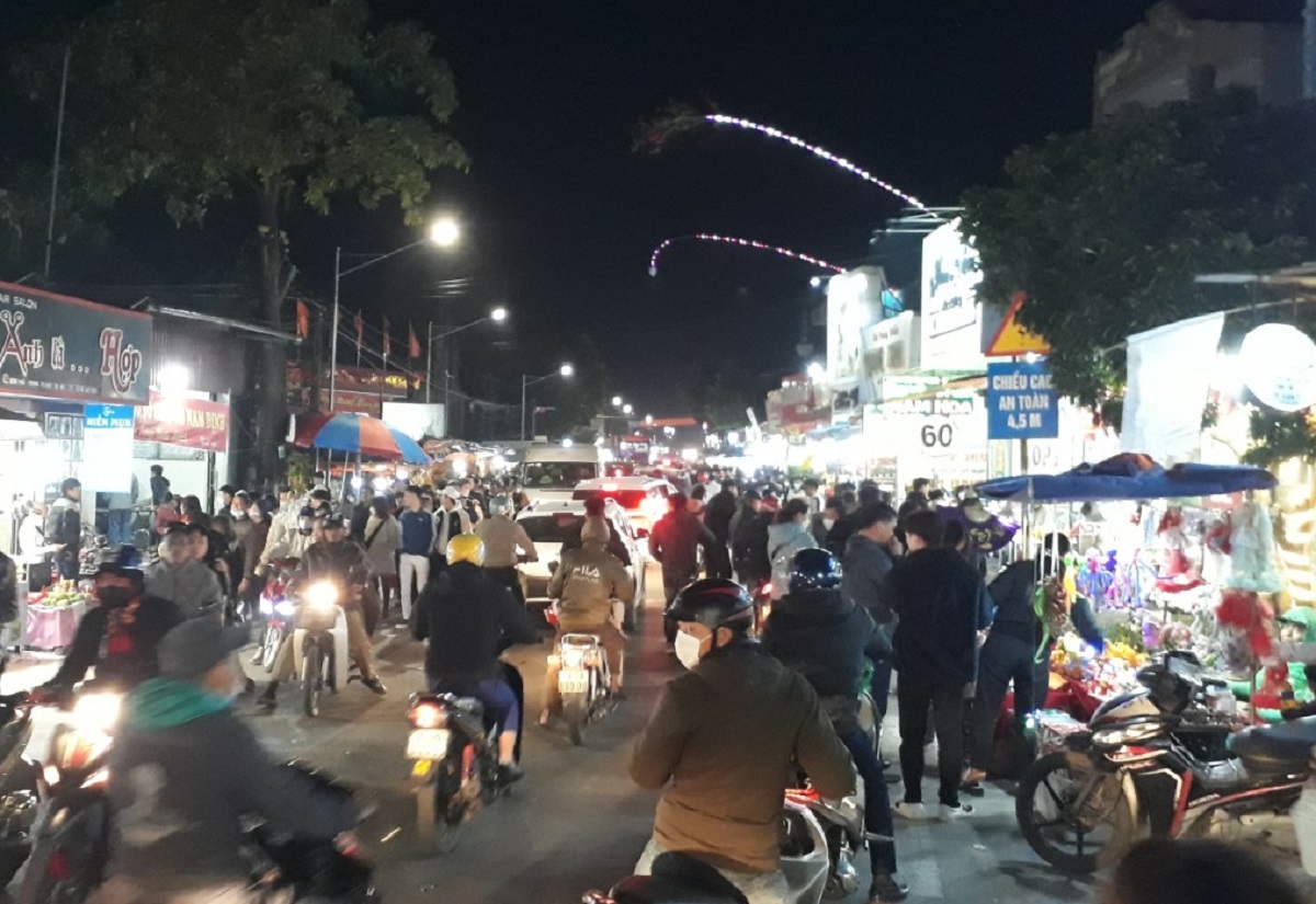 Biển người xuyên đêm đi chợ Viềng mua may bán rủi - Ảnh 13. Biển người xuyên đêm đi chợ Viềng mua may bán rủi - Ảnh 13.