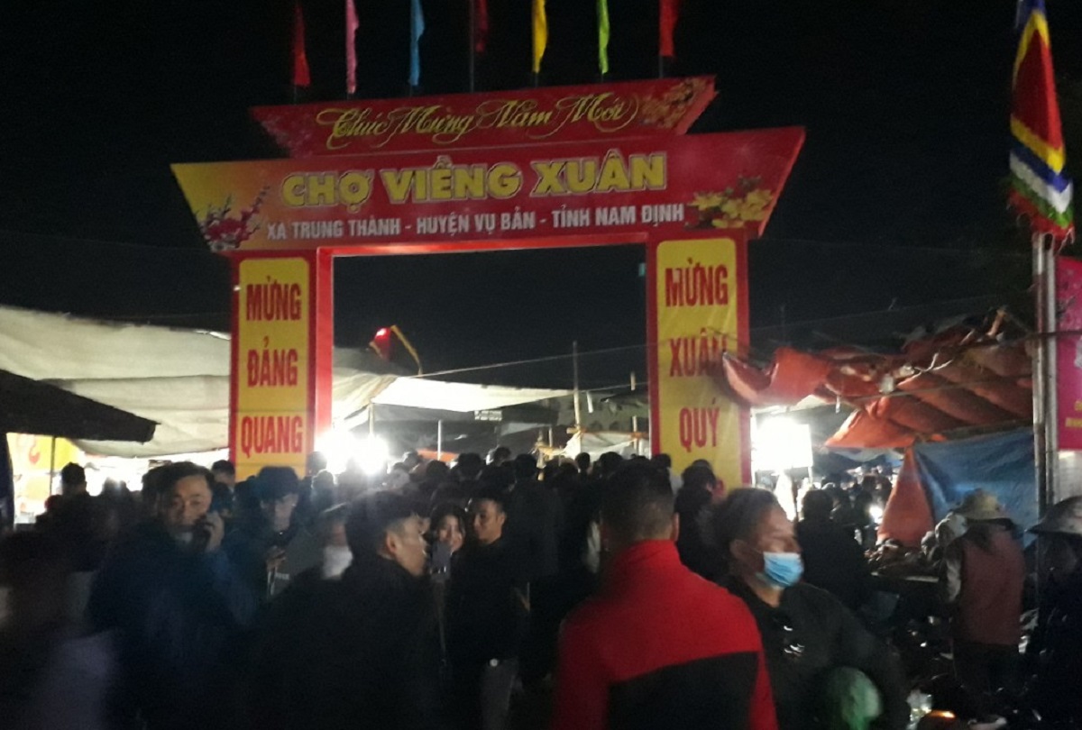 Biển người xuyên đêm đi chợ Viềng mua may bán rủi - Ảnh 5. Biển người xuyên đêm đi chợ Viềng mua may bán rủi - Ảnh 5.