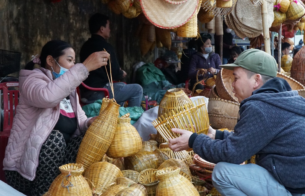 Biển người xuyên đêm đi chợ Viềng mua may bán rủi - Ảnh 8. Biển người xuyên đêm đi chợ Viềng mua may bán rủi - Ảnh 8.