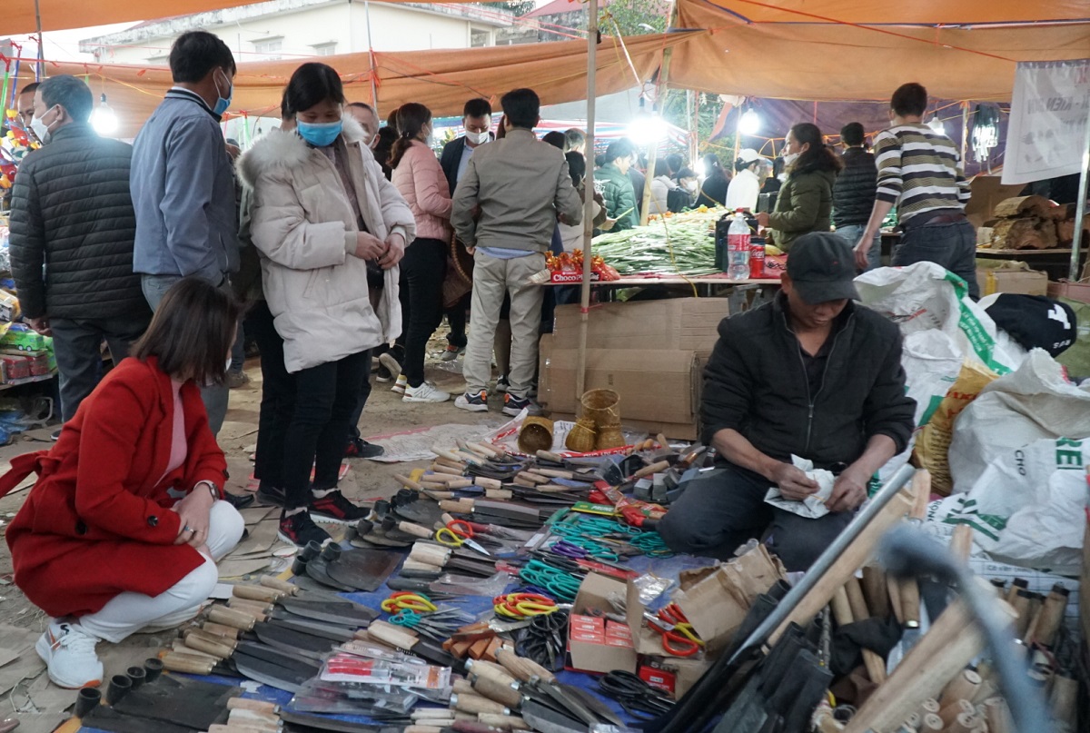 Biển người xuyên đêm đi chợ Viềng mua may bán rủi - Ảnh 7. Biển người xuyên đêm đi chợ Viềng mua may bán rủi - Ảnh 7.