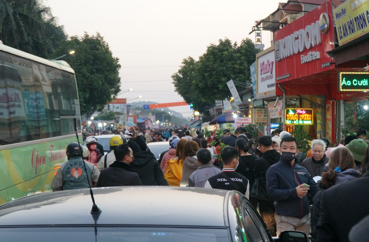 Biển người xuyên đêm đi chợ Viềng mua may bán rủi - Ảnh 2. Biển người xuyên đêm đi chợ Viềng mua may bán rủi - Ảnh 2.