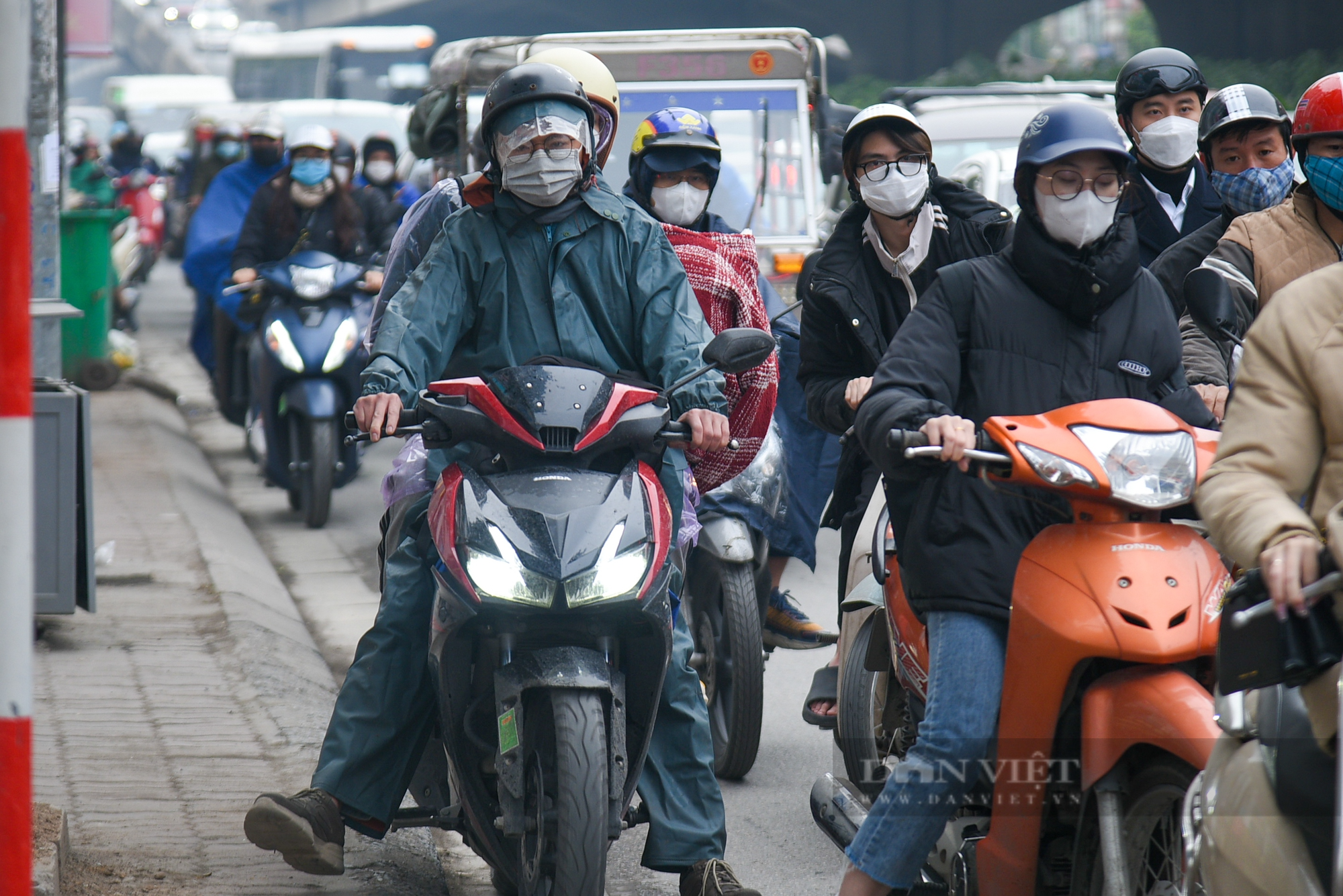Ngày đầu đi làm sau kỳ nghỉ Tết, người Hà Nội chật vật trong cảnh tắc đường - Ảnh 5.
