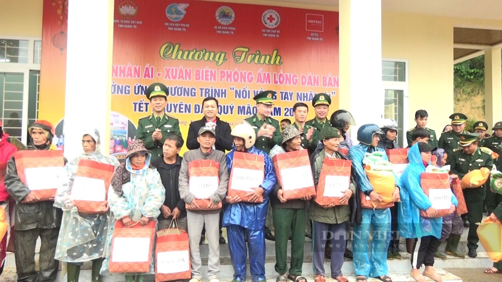 Mang Tết sớm về với đồng bào Bru - Vân Kiều - Ảnh 1.