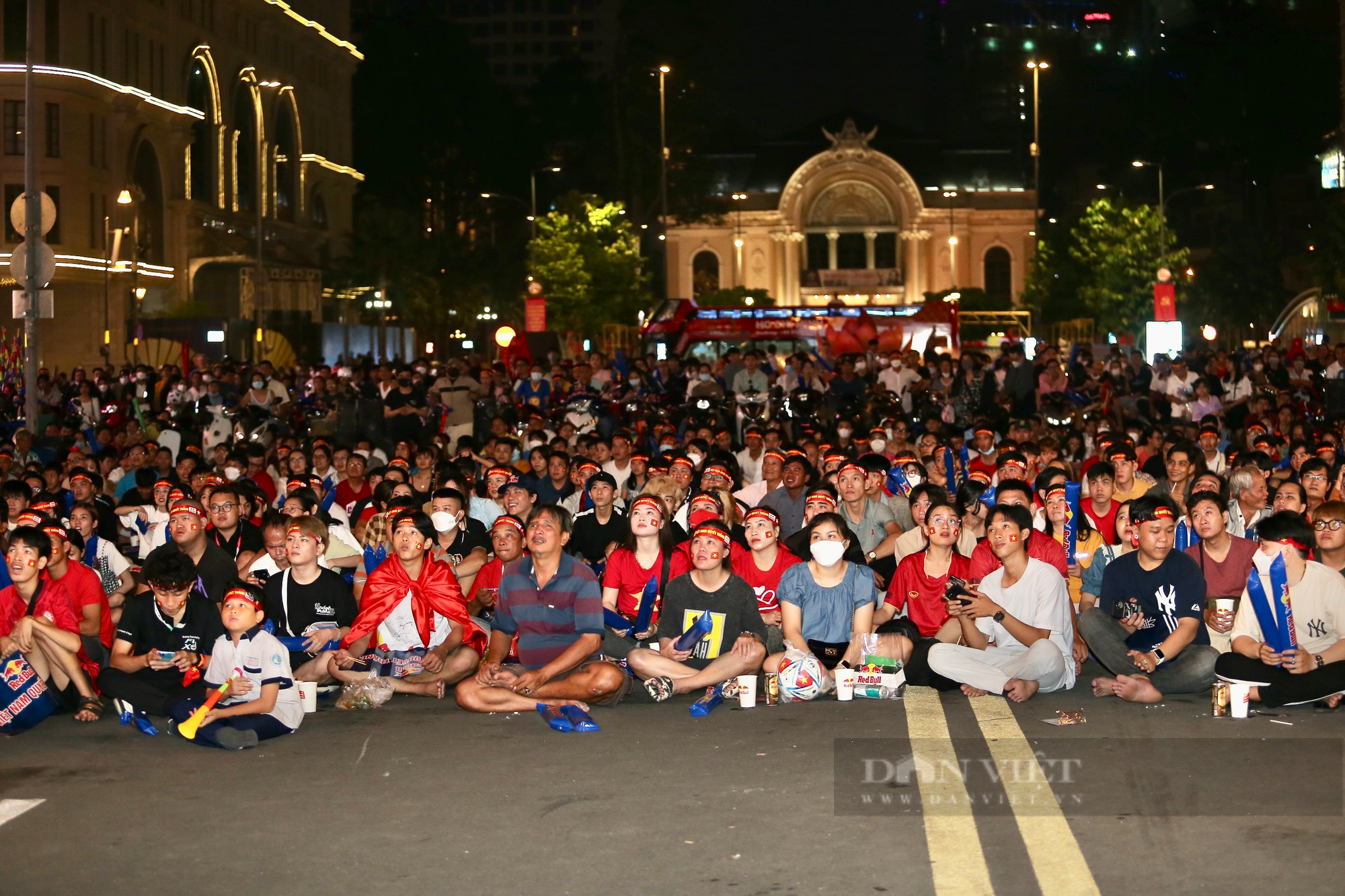 Người hâm mộ Sài Gòn mở hội mừng ĐT Việt Nam vào bán kết AFF Cup - Ảnh 2.