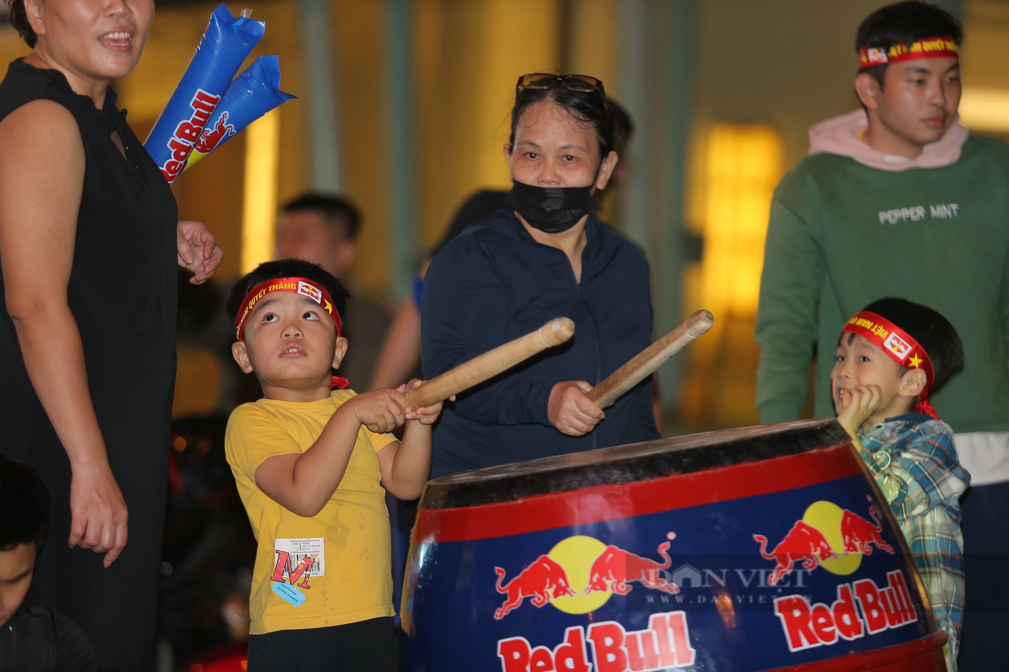 Người hâm mộ Sài Gòn mở hội mừng ĐT Việt Nam vào bán kết AFF Cup - Ảnh 9.
