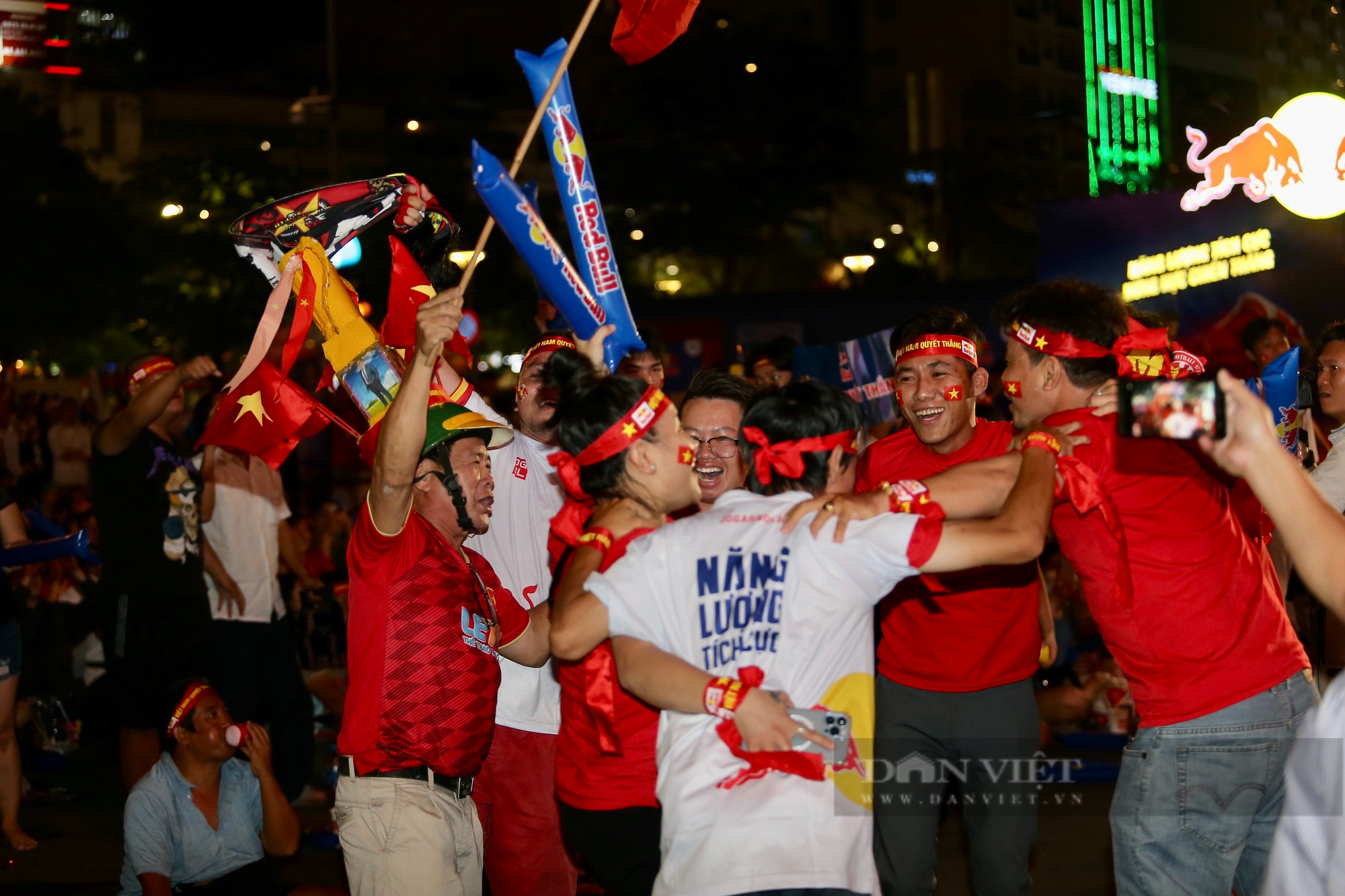 Người hâm mộ Sài Gòn mở hội mừng ĐT Việt Nam vào bán kết AFF Cup - Ảnh 19.