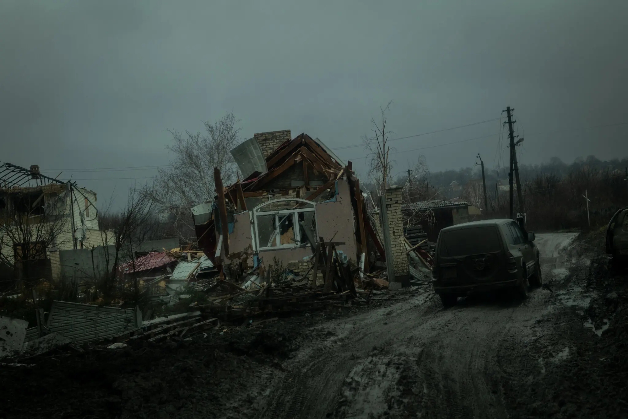 Một chiếc xe quân sự Ukraine chạy ngang qua một tòa nhà bị phá hủy ở Bakhmut. Ảnh: @AFP.