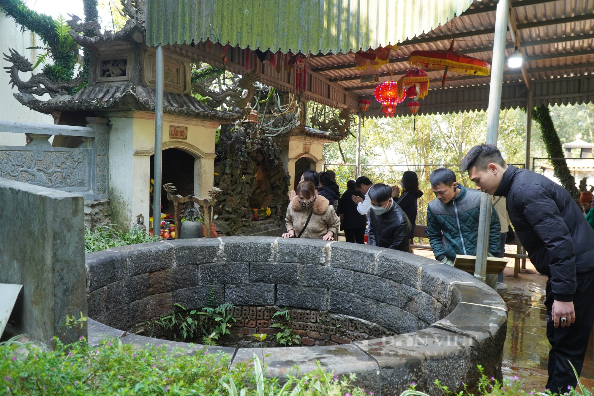 Thanh Hoá: Hàng ngàn du khách đổ về đền Nưa - Am Tiên xem ngày “mở cổng trời” - Ảnh 5.