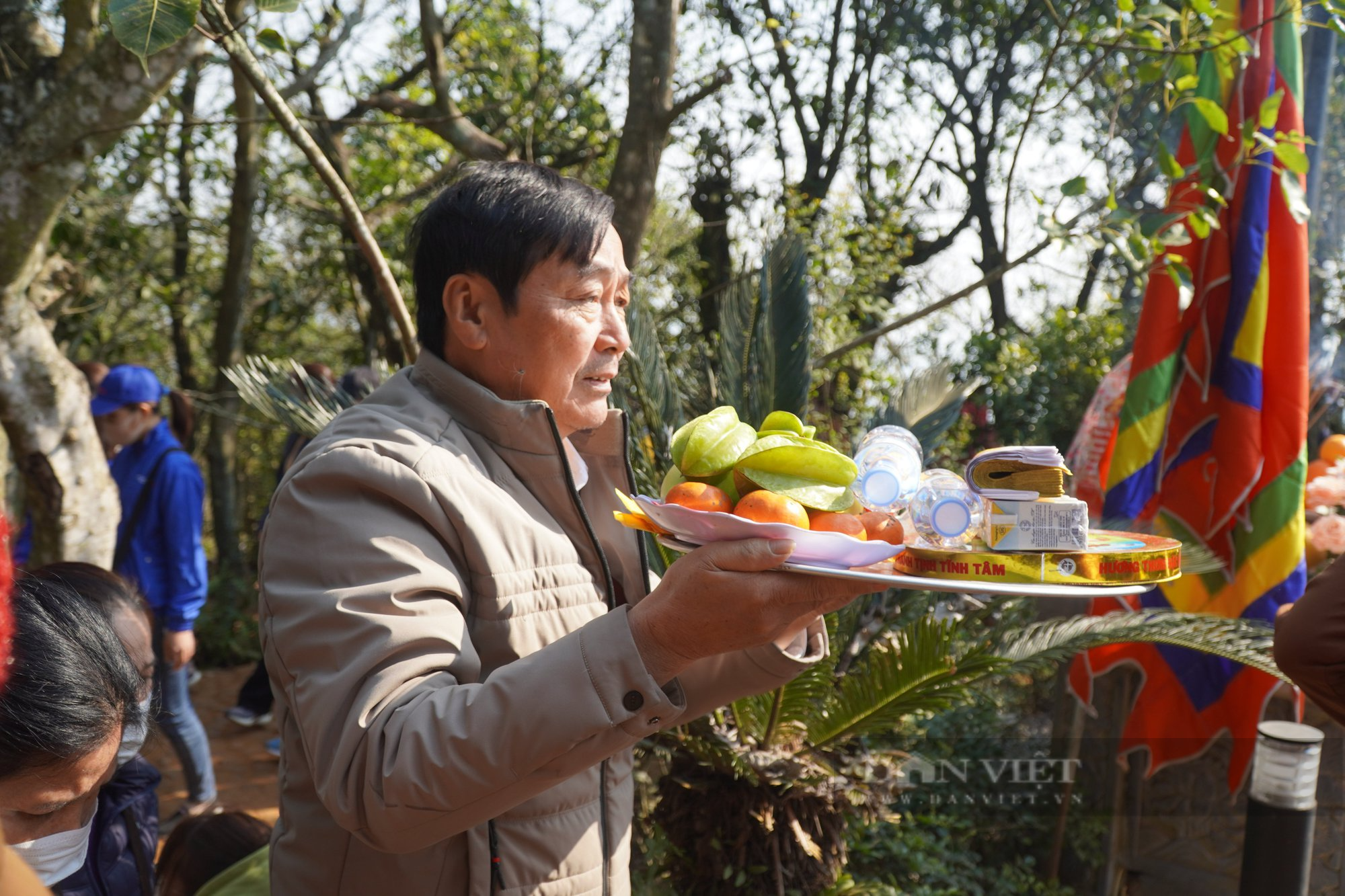 Thanh Hoá: Hàng ngàn du khách đổ về đền Nưa - Am Tiên xem ngày “mở cổng trời” - Ảnh 7.