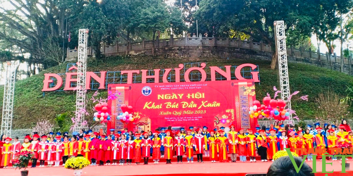 Tp. Lào Cai khai bút đầu xuân năm mới - Ảnh 5. Tp. Lào Cai khai bút đầu xuân năm mới - Ảnh 5.
