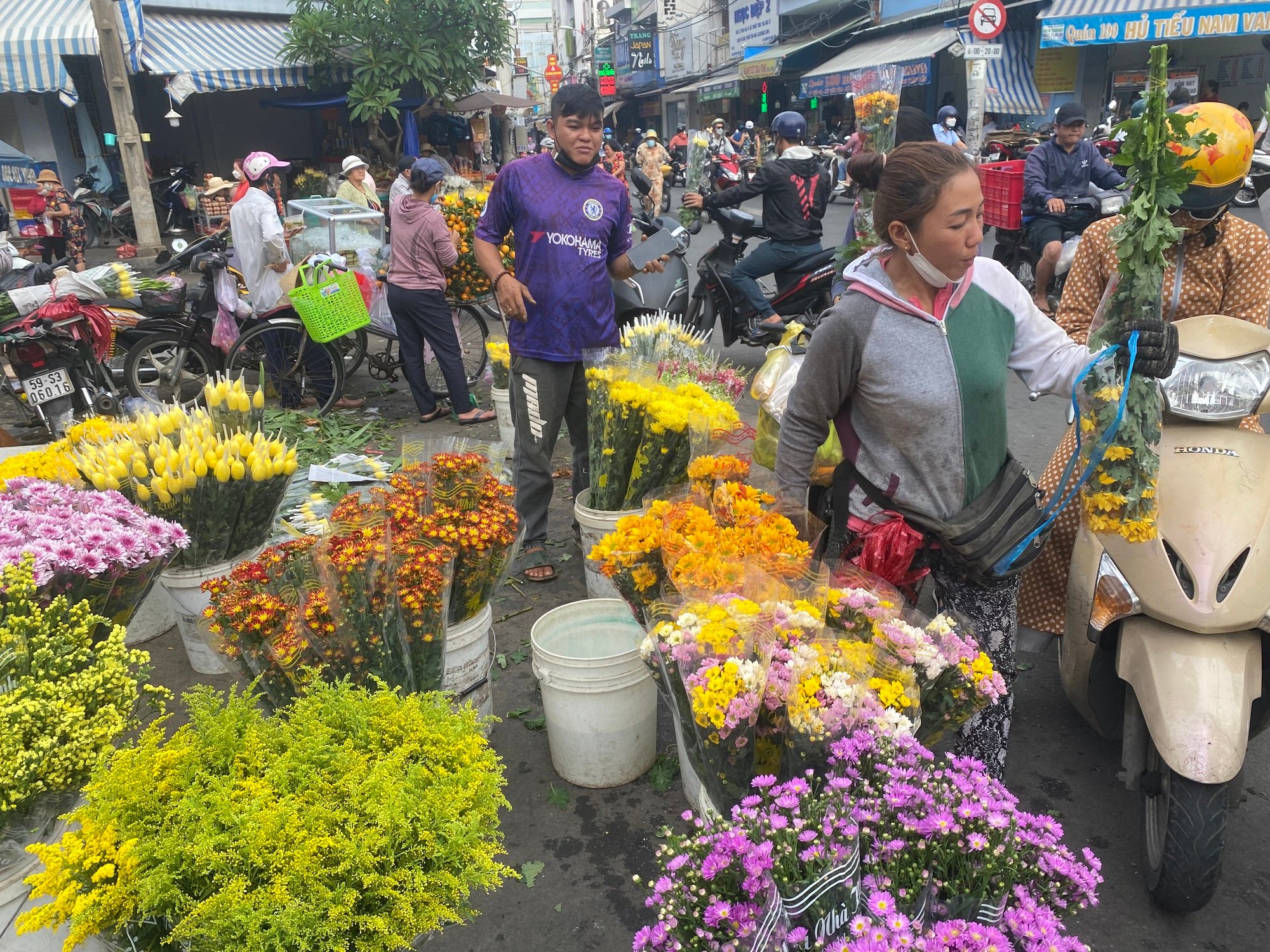 Bà nội trợ bất ngờ với giá cả đồ cúng Thần Tài - Ảnh 5.