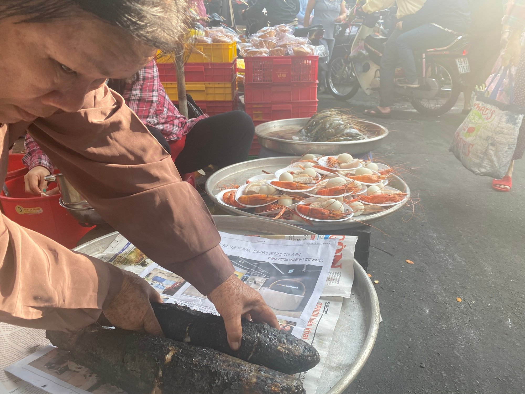 Bà nội trợ bất ngờ với giá cả đồ cúng Thần Tài - Ảnh 3.