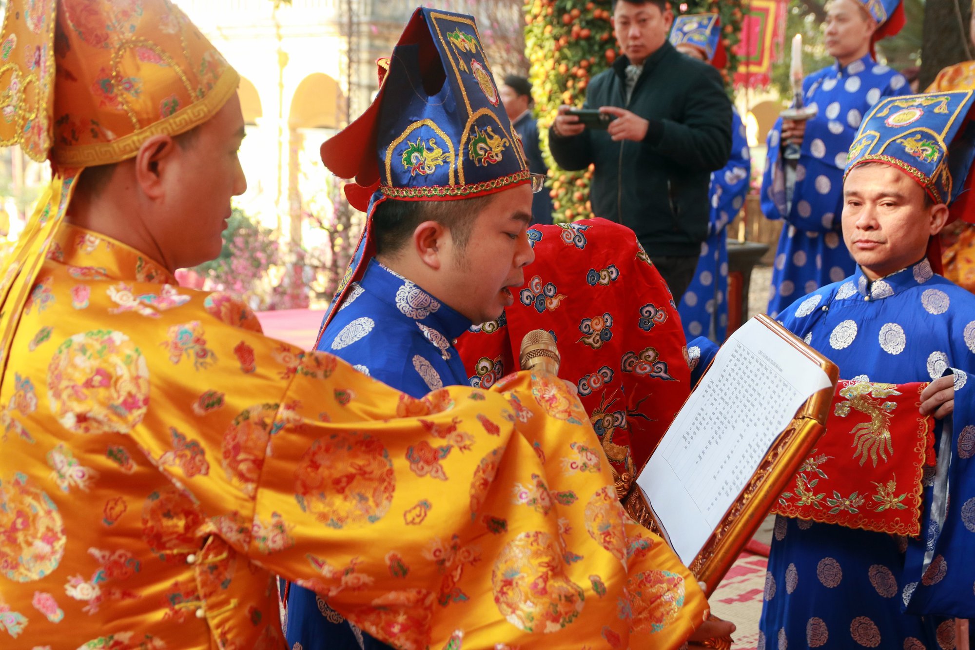 Chủ tịch Quốc hội Vương Đình Huệ dâng hương tưởng nhớ các bậc tiên đế, hiền tài tại Hoàng thành Thăng Long  - Ảnh 11.