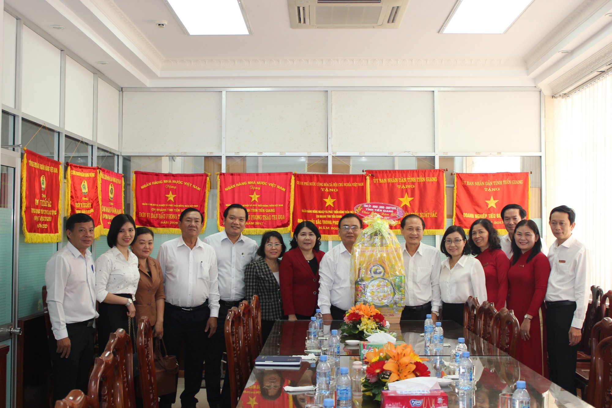 Lãnh đạo tỉnh thăm, chúc Tết Agribank Tiền Giang - Ảnh 2.
