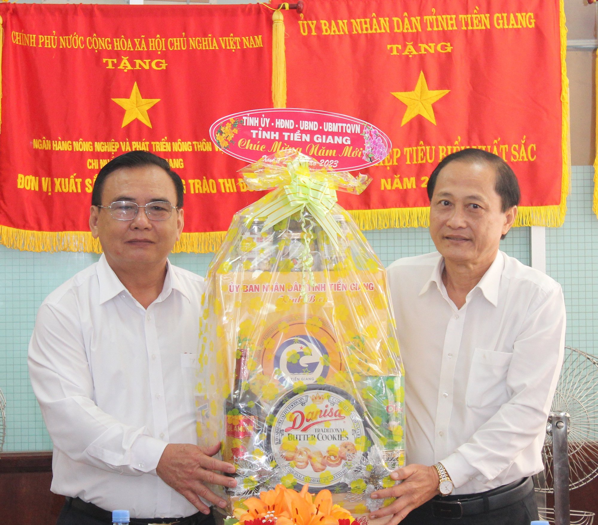 Lãnh đạo tỉnh thăm, chúc Tết Agribank Tiền Giang - Ảnh 1.
