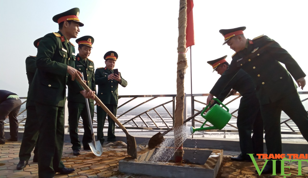 Phù Yên (Sơn La): Tổ chức Tết trồng cây Xuân Quý Mão 2023 - Ảnh 3.