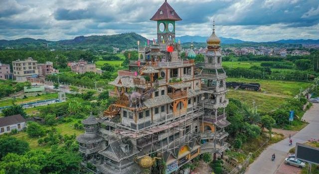 Kỳ lạ Trung Quốc xây tòa nhà này 10 năm chưa xong nhưng hút nhiều khách &quot;không tưởng&quot; - Ảnh 1.