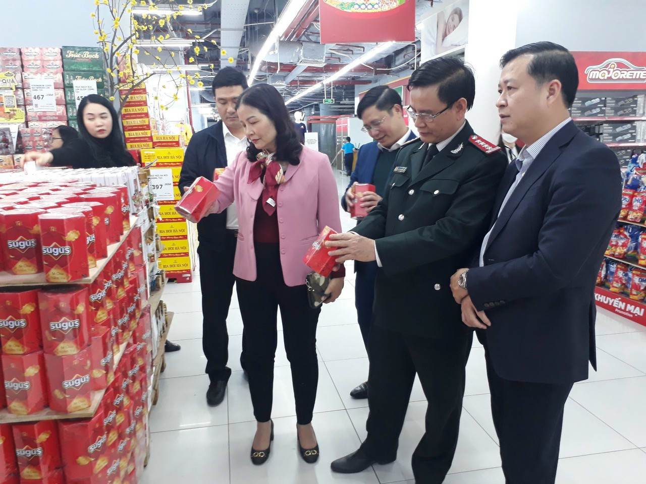Hà Nội xử phạt 296 cơ sở vi phạm an toàn thực phẩm - Ảnh 2.
