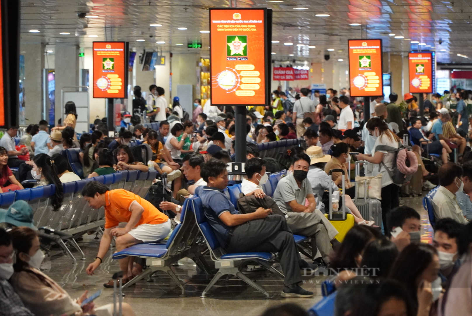 Đẩy nhanh các dự án trọng điểm trong năm 2023, gỡ nút thắt quá tải sân bay Tân Sơn Nhất - Ảnh 1.