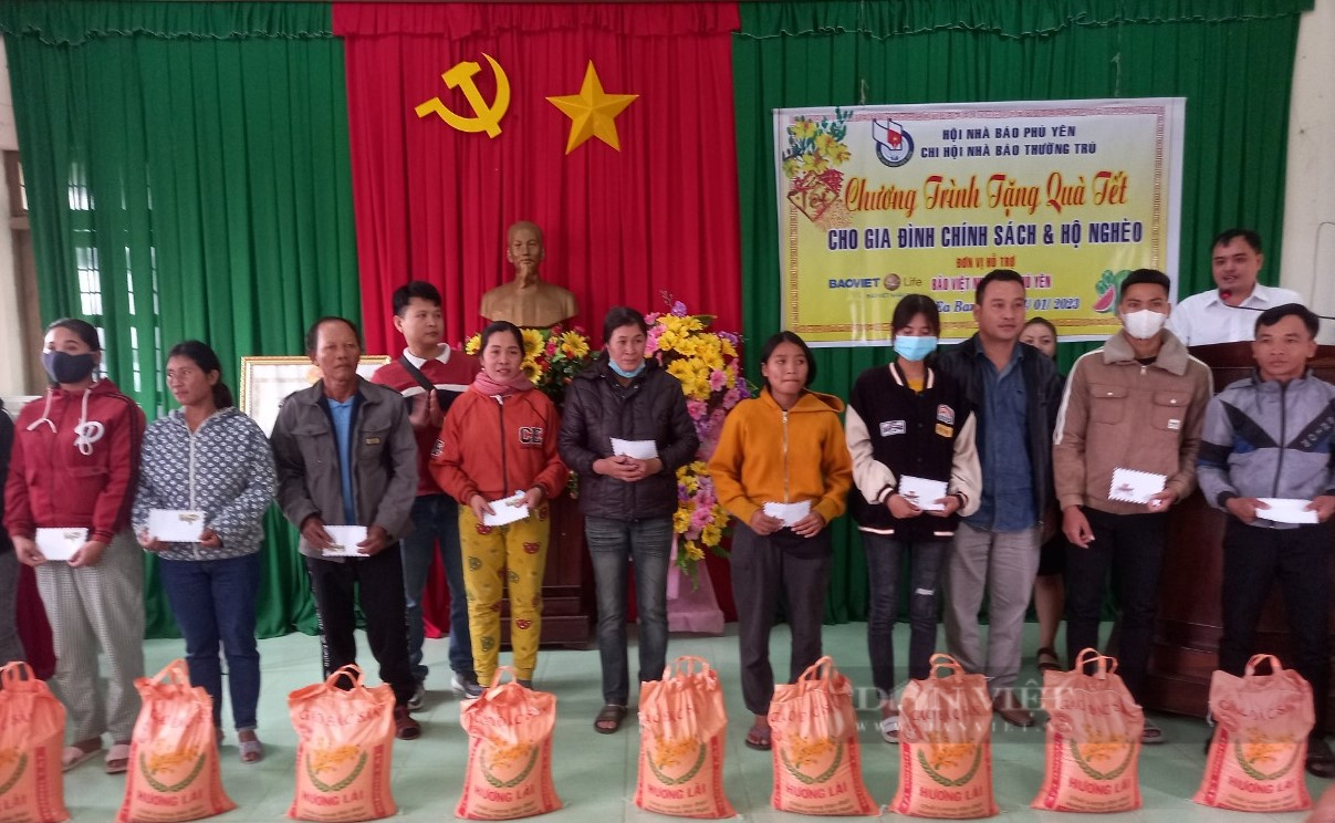 Nhà báo tặng quà Tết cho người nghèo vùng cao Phú Yên - Ảnh 1.