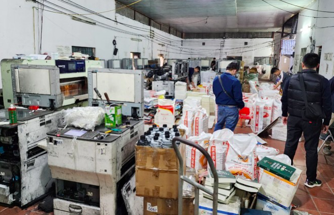 Cơ quan An ninh điều tra bắt nhóm sản xuất 100 tấn sách giả - Ảnh 1.