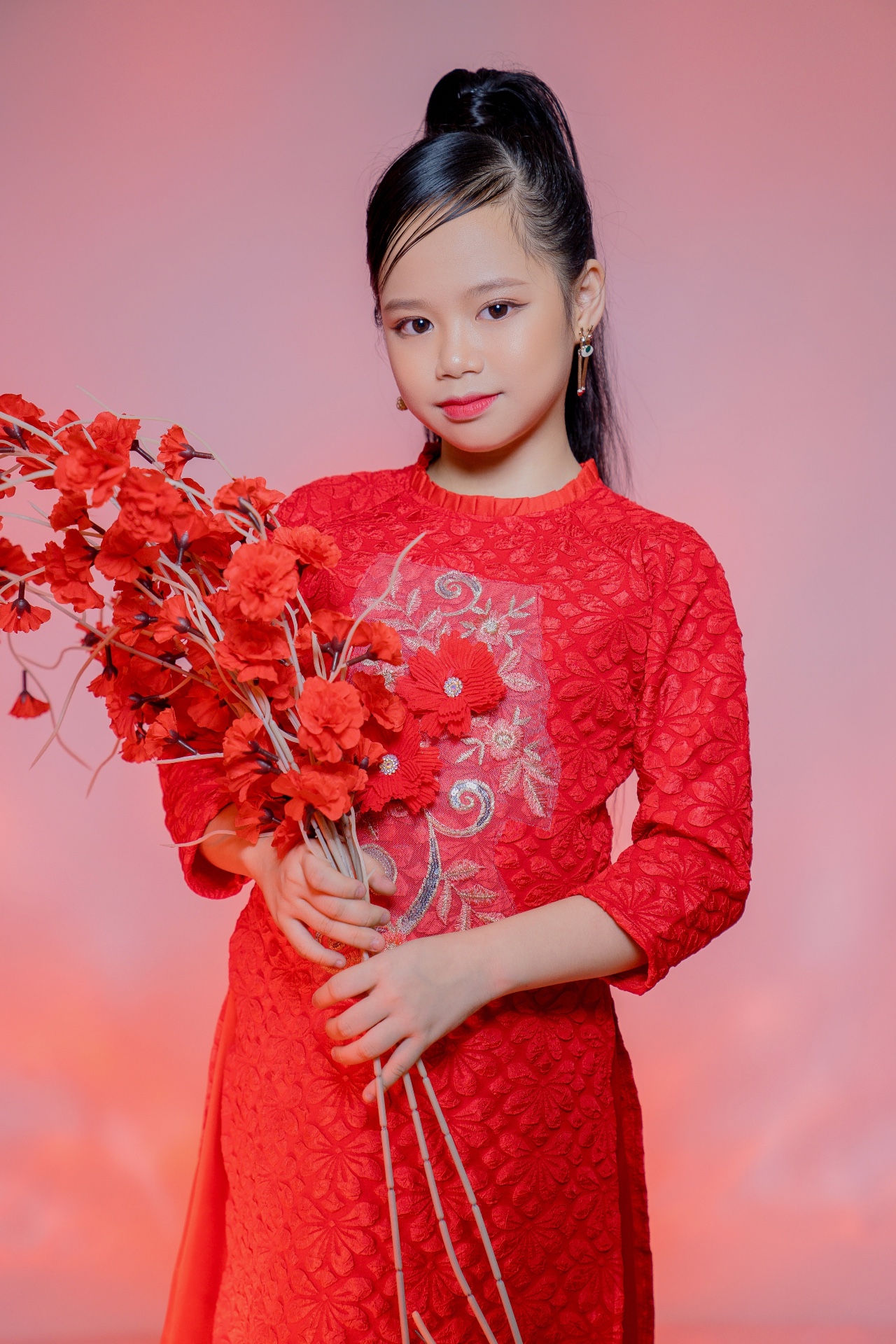 Mẹ Á hậu nhí thế giới Hoàng Vân nói gì trước lo ngại con bị &quot;đánh mất tuổi thơ&quot;? - Ảnh 1.