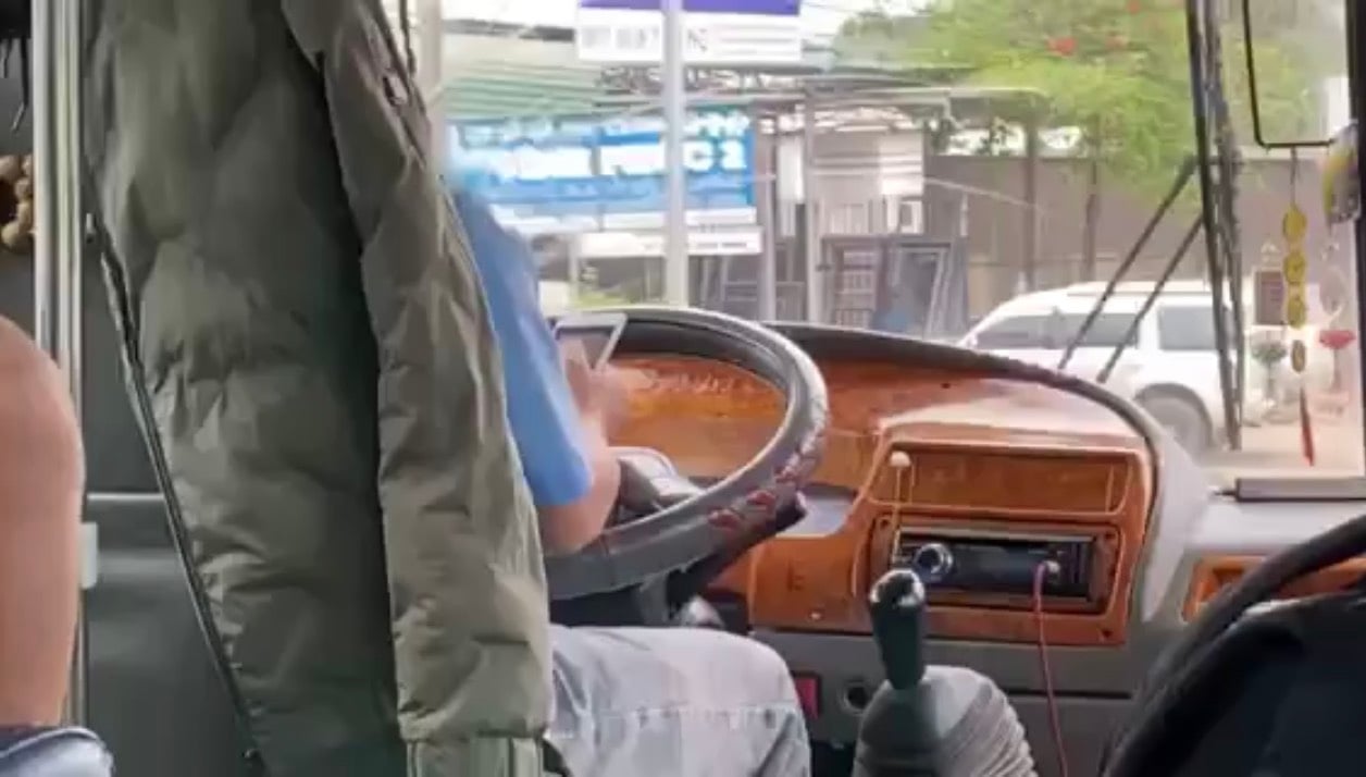 Tạm đình chỉ công tác 20 ngày tài xế vừa lái xe vừa nhắn tin suốt hàng chục km - Ảnh 1.