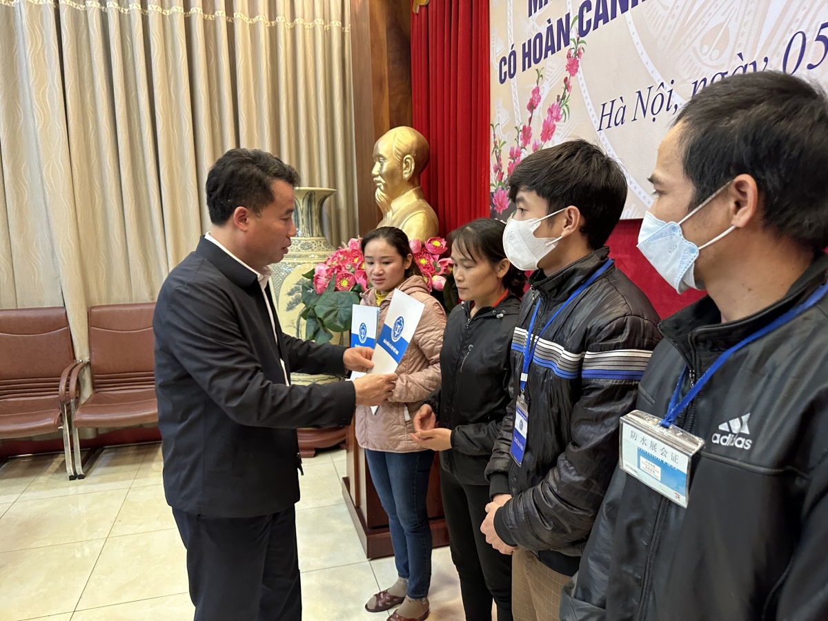 Mang Tết ấm đến với bệnh nhân BHYT có hoàn cảnh khó khăn - Xuân Quý Mão 2023 - Ảnh 1.