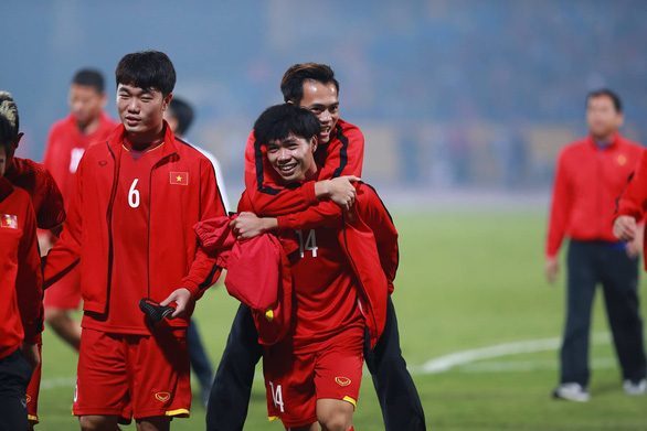Tin tối 5/1: Văn Toàn hỏi ý kiến ai khi sang Hàn Quốc thi đấu? - Ảnh 1.