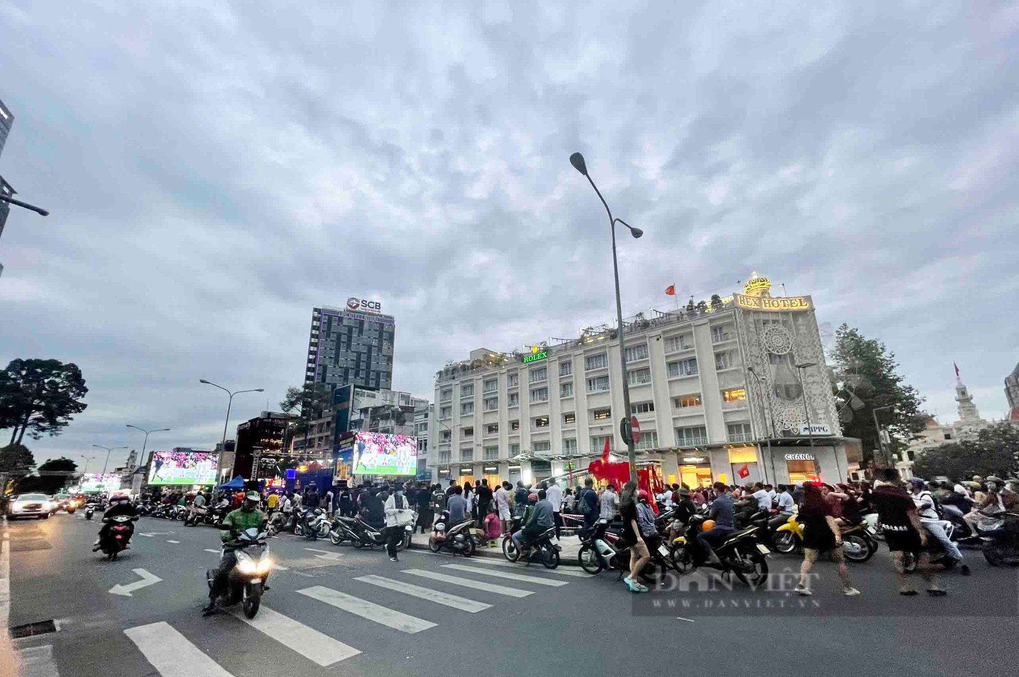 Người hâm mộ Sài thành trốn việc cổ vũ bóng đá - Ảnh 1.