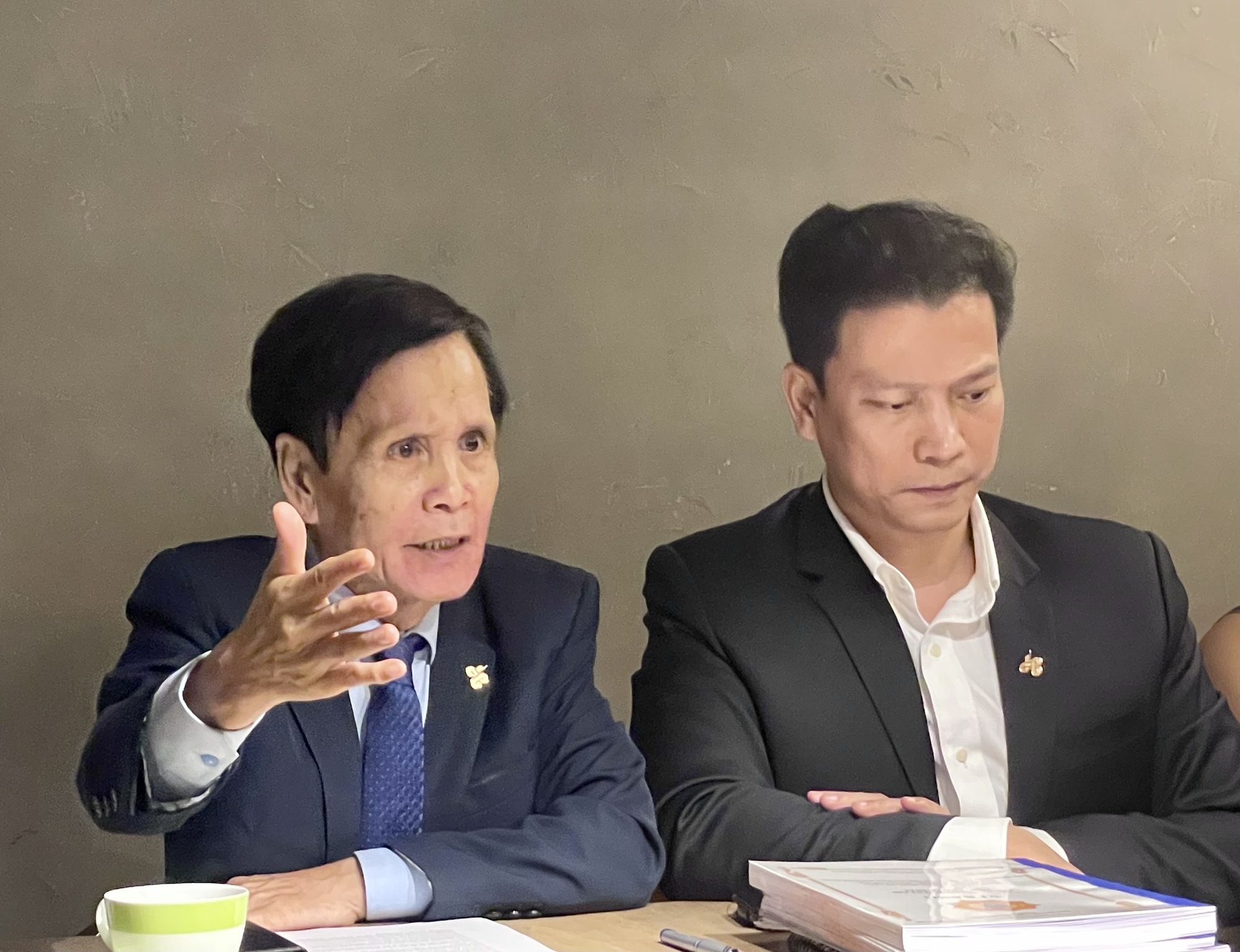 Cuộc chiến quyền lực tại Tập đoàn Hòa Bình: Ông Nguyễn Công Phú đòi kiện ông Lê Viết Hải - Ảnh 1. Cuộc chiến quyền lực tại Tập đoàn Hòa Bình: Ông Nguyễn Công Phú đòi kiện ông Lê Viết Hải - Ảnh 1.