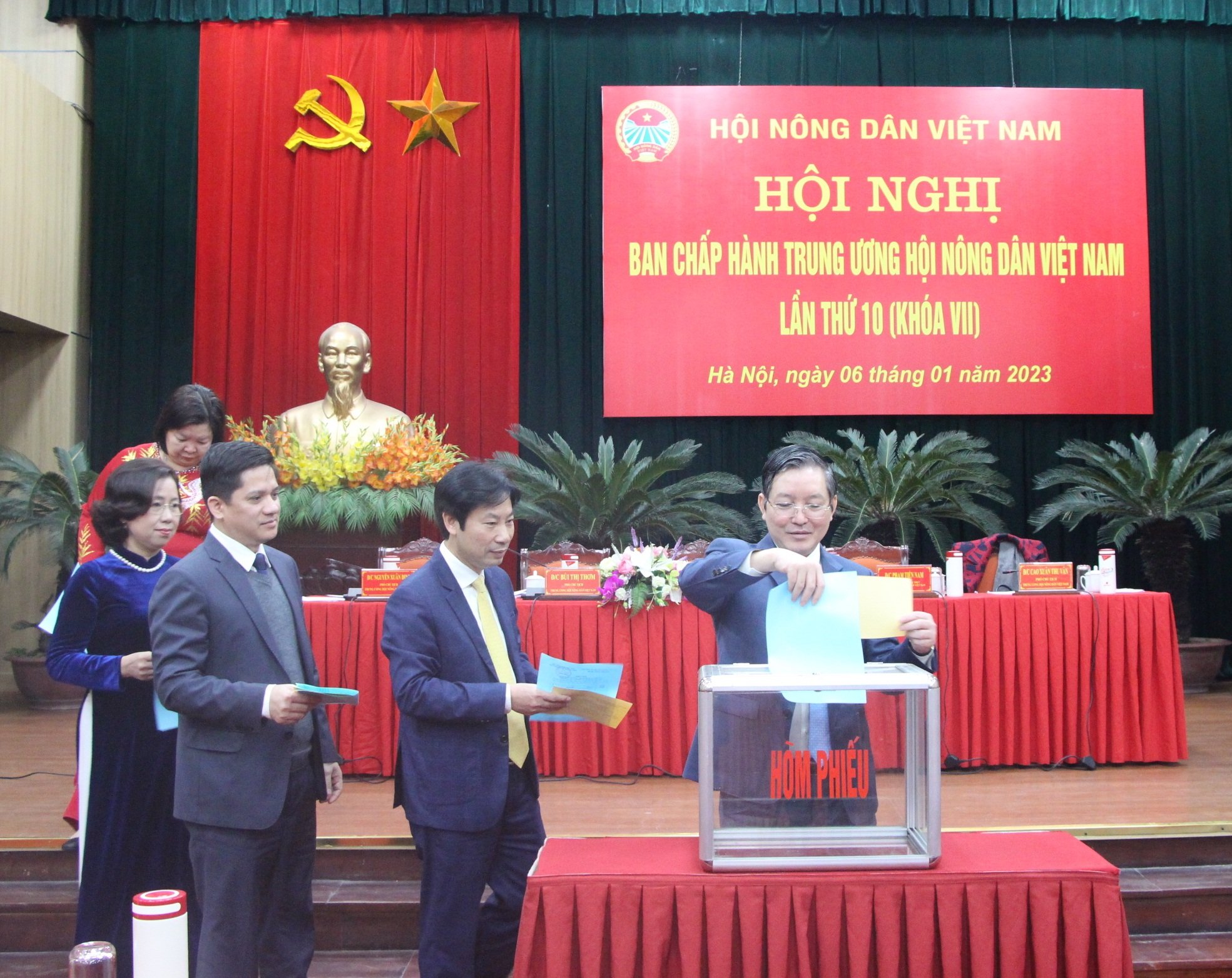 Bầu bổ sung 1 đồng chí vào Ban Thường vụ; 7 đồng chí vào Ban Chấp hành T.Ư Hội NDVN, khóa VII - Ảnh 2.