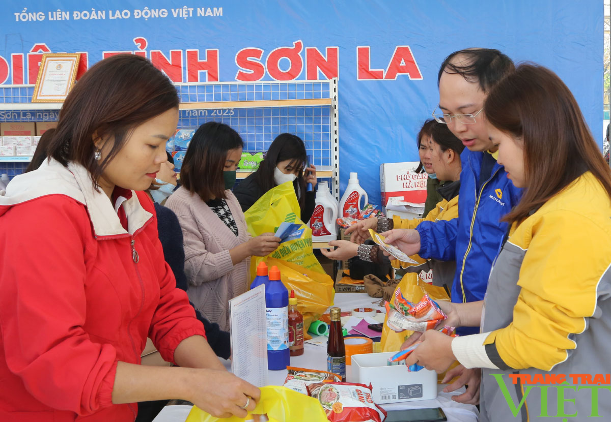 Chợ Tết công đoàn hỗ trợ người lao động tại Sơn La - Ảnh 2.