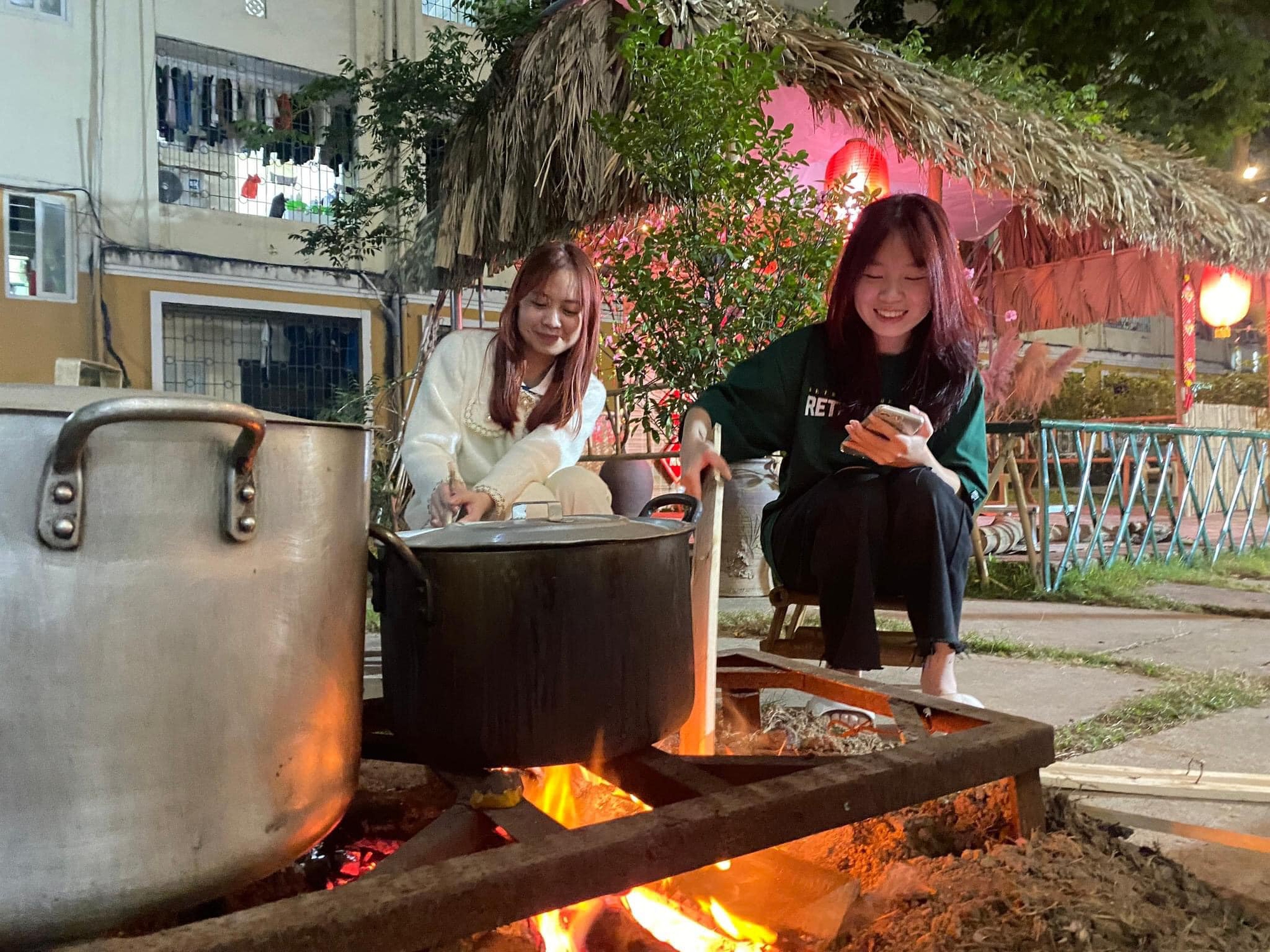 Sinh viên gói bánh chưng, bánh tét cho người vô gia cư ở Hà Nội - Ảnh 4.