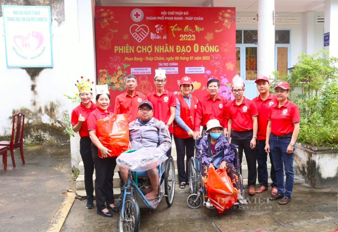 Ấm áp “Phiên chợ nhân đạo 0 đồng” cho người nghèo tại Ninh Thuận - Ảnh 1.