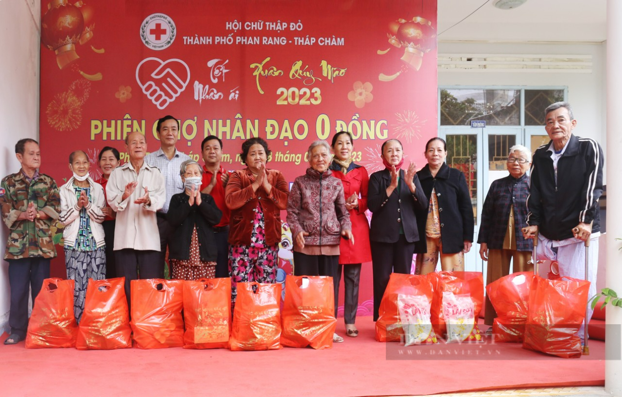 Ấm áp “Phiên chợ nhân đạo 0 đồng” cho người nghèo tại Ninh Thuận - Ảnh 4.