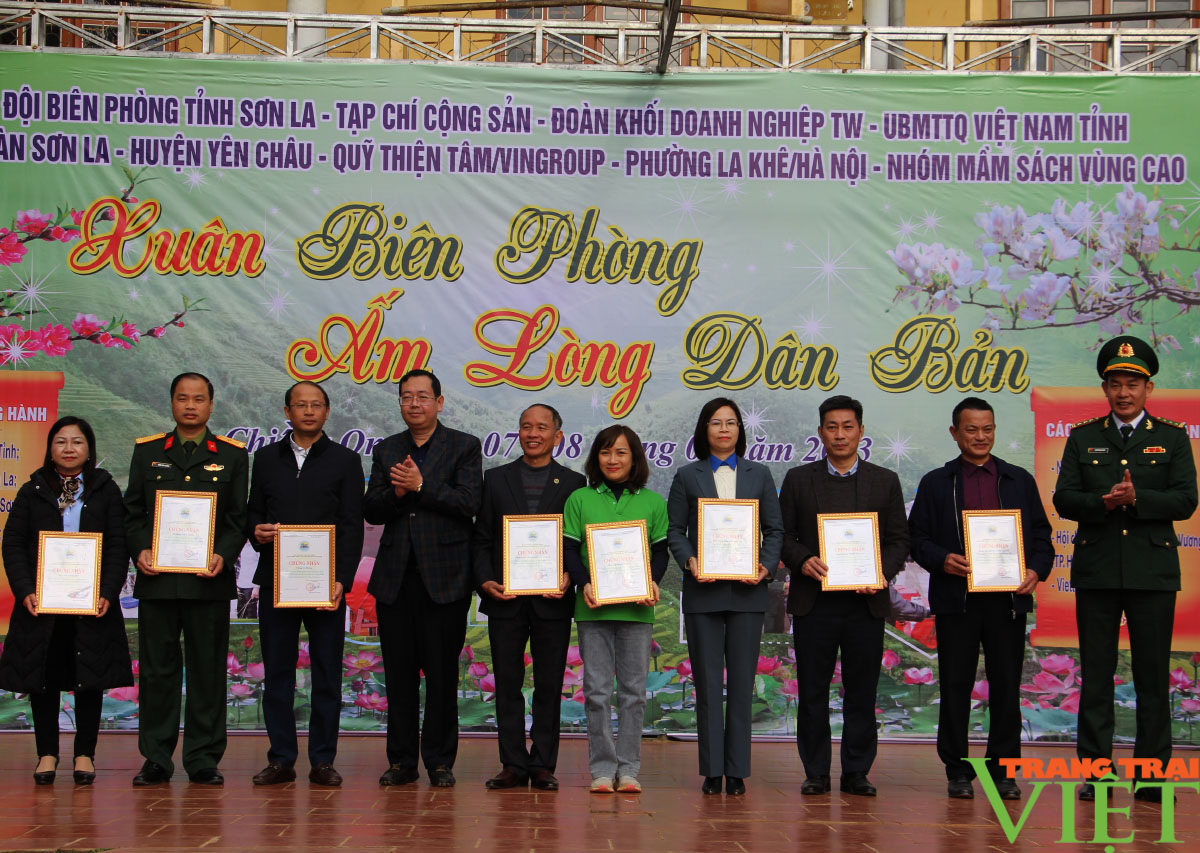 Xuân ấm biên phòng cho nhân dân vùng biên giới Sơn La - Ảnh 7. Xuân ấm biên phòng cho nhân dân vùng biên giới Sơn La - Ảnh 7.