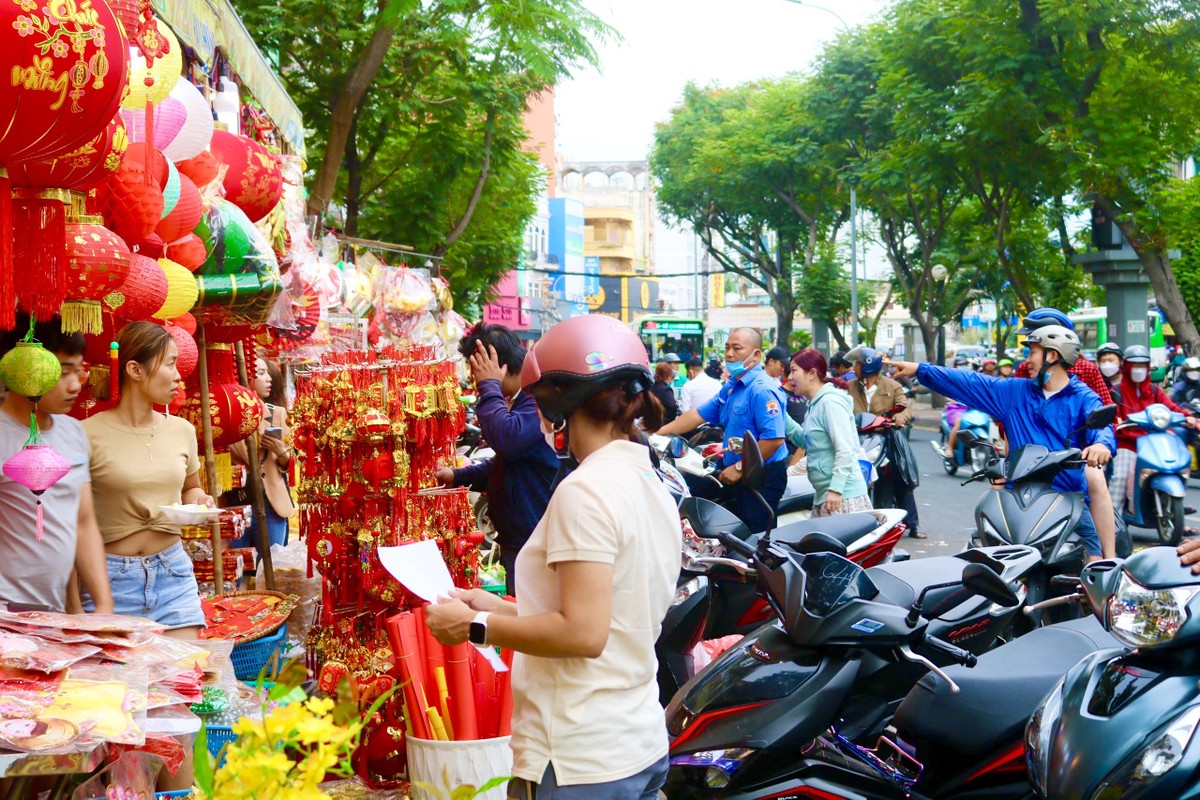 Người Sài Gòn háo hức mang Tết 2023 về nhà - Ảnh 5.