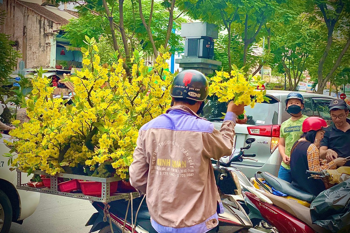 Người Sài Gòn háo hức mang Tết 2023 về nhà - Ảnh 11.